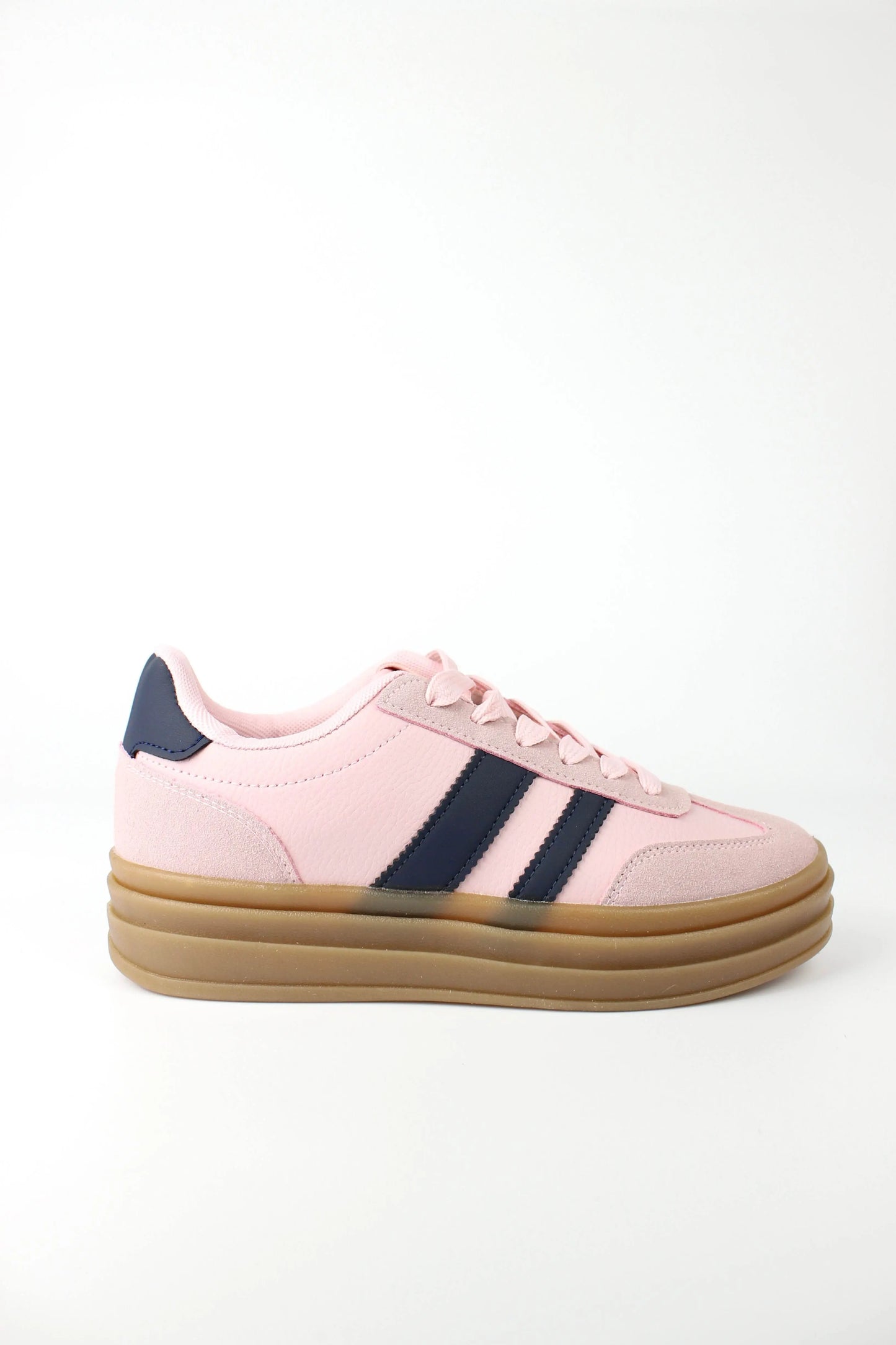 Sneaker ISABAC: Scarpe da ginnastica in pelle rosa con dettagli a strisce blu scuro. Suola robusta in gomma marrone per maggiore aderenza e comfort. Design elegante e distintivo per un look moderno e accattivante.