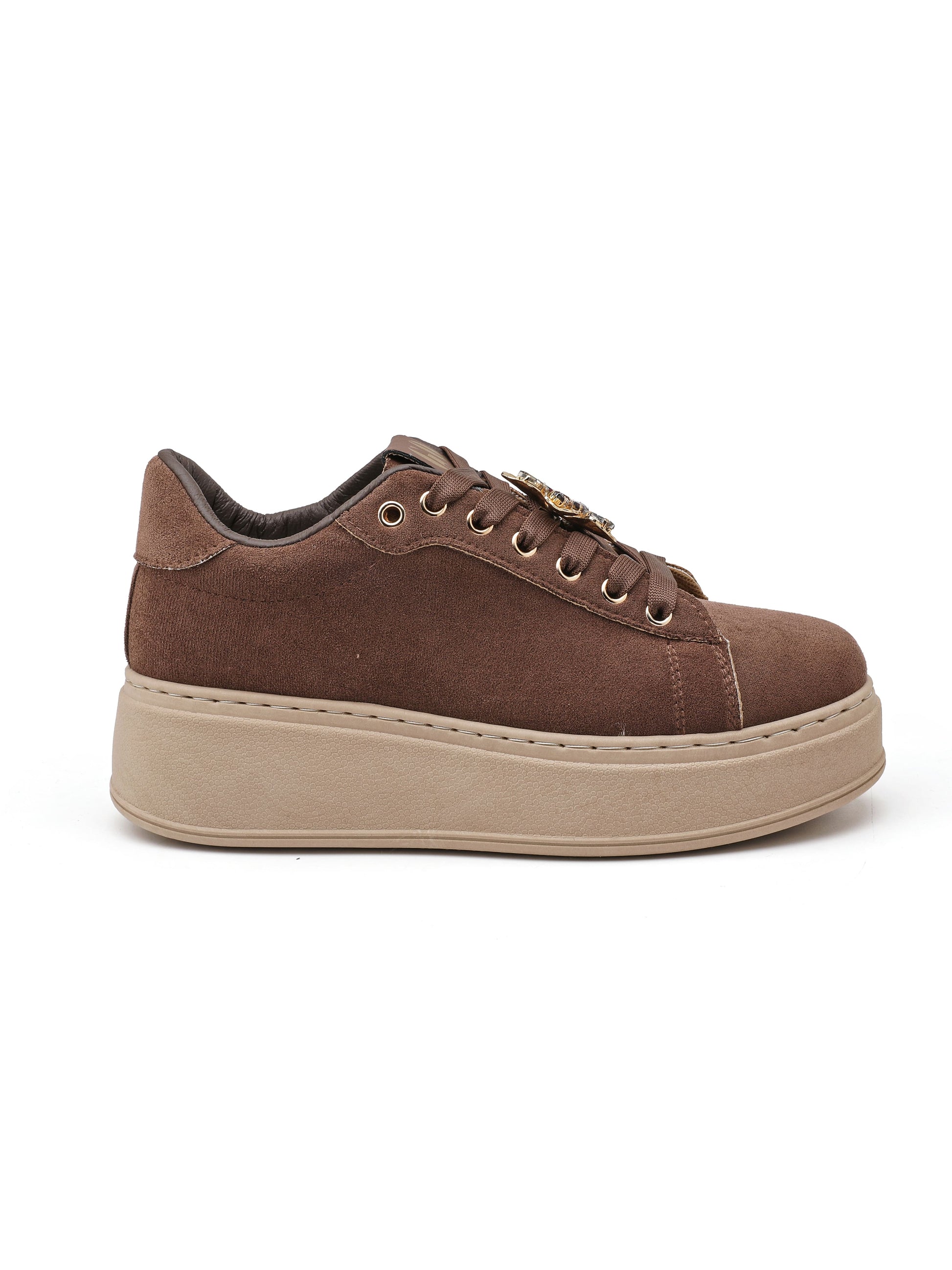 Sneaker platform in ecopelle scamosciata in nuovi toni autunnali con suola spessa beige, occhielli dorati e decorazioni floreali e diamantati metallizzati sui lacci.

Dettagli prodotto
• Made in China
• Materiali: Vegano (Materiali sintetici)