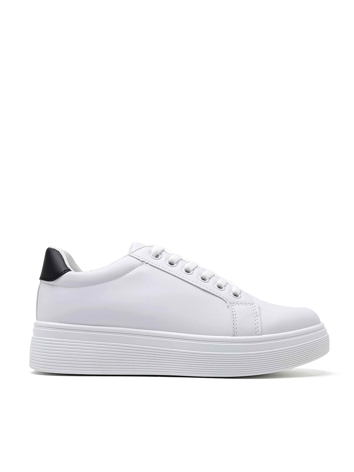 Sneaker bassa ISABAC: silhouette classica e moderna con distintivo accento sul tallone. Suola spessa per comfort e stile contemporaneo.