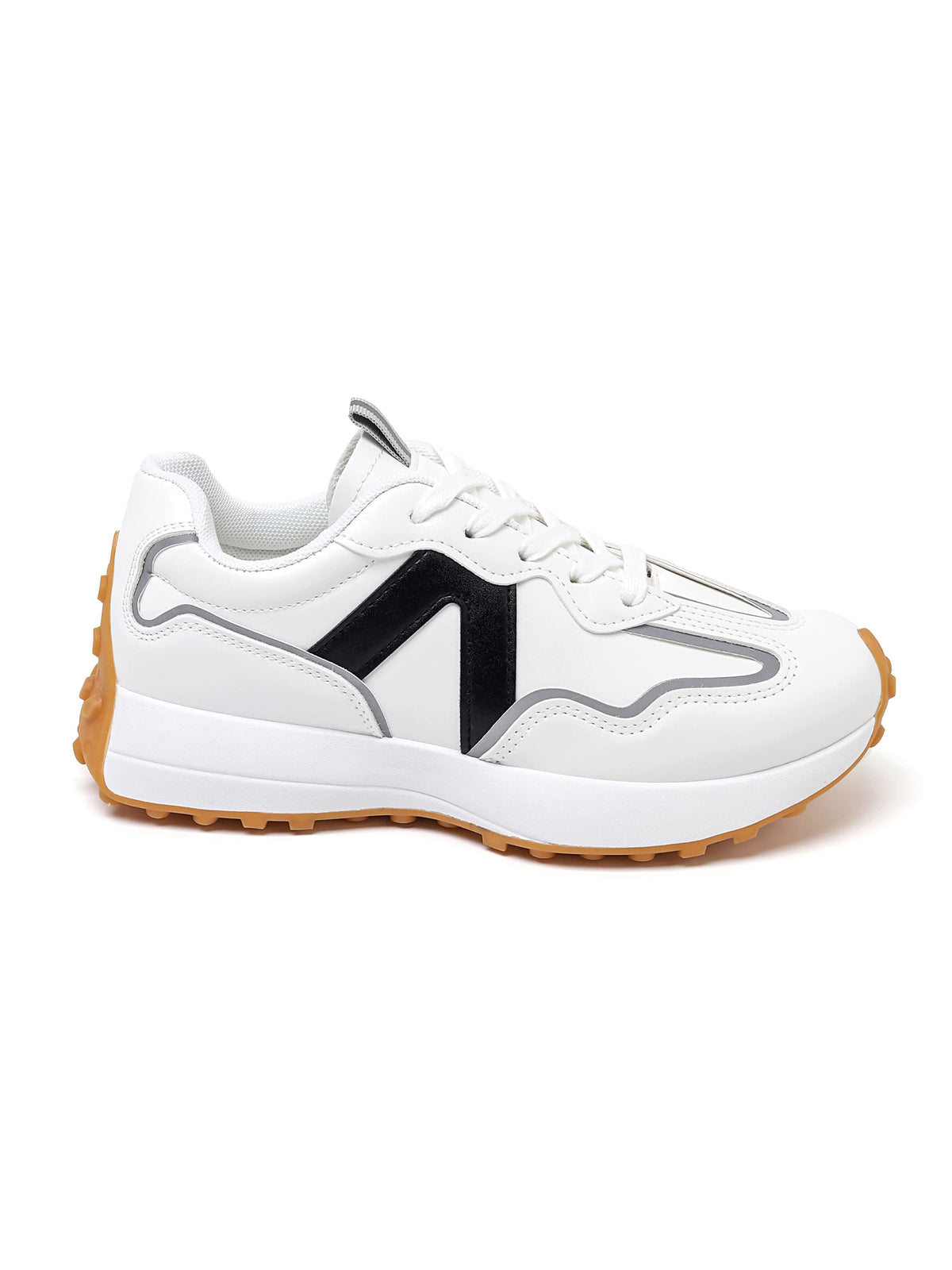 Sneaker in pelle vegana bianca con dettagli in materiale tecnico riflettente, suola in gomma color cuoio e design moderno ed essenziale.