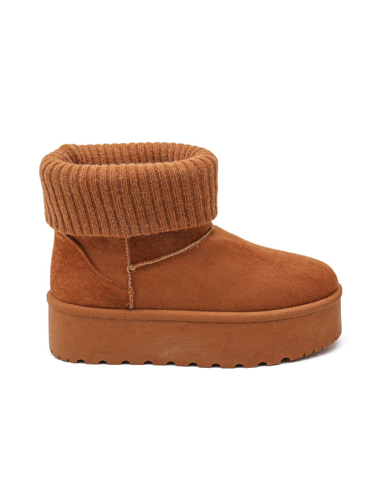 Stivaletto in tessuto scamosciato, suola platform e bordo superiore con risvolto a coste in maglia.

Dettagli prodotto
• Made in China
• Materiali: Vegano (Materiali sintetici)