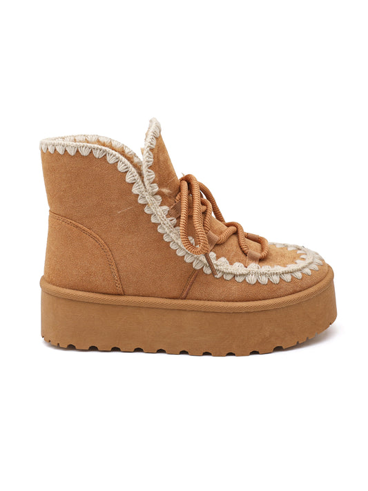 Stivaletto in ecopelle scamosciata, suola spessa, cuciture a contrasto crema.

Dettagli prodotto
• Made in China
• Materiali: Vegano (Materiali sintetici)