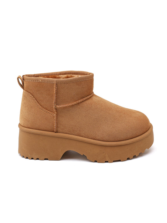 Stivaletto in ecopelle scamosciato, suola spessa in gomma sagomata.

Dettagli prodotto
• Made in China
• Materiali: Vegano (Materiali sintetici)