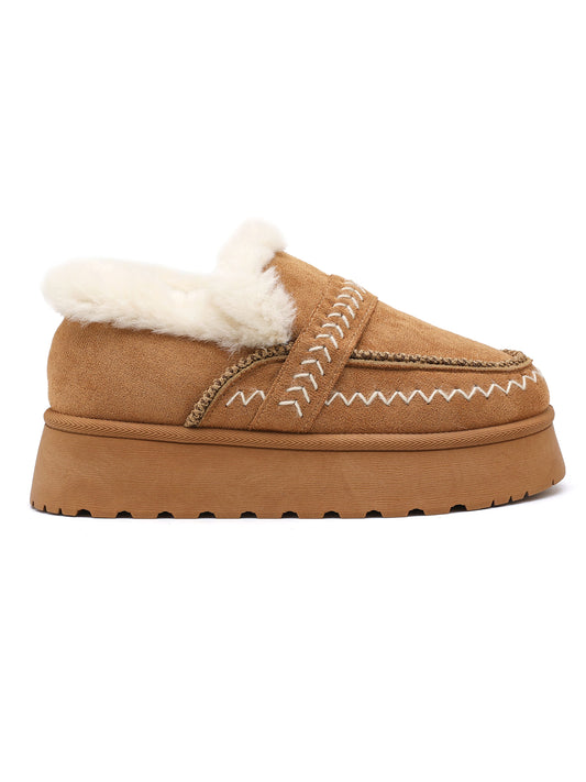 Pantofola platform in tessuto scamosciato, suola platform, fodera in eco-pelliccia e cuciture decorative bianche.

Dettagli prodotto
• Made in China
• Materiali: Vegano (Materiali sintetici)