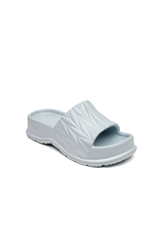 Sandalo slide ISABAC in azzurro chiaro, con fascia trapuntata testurizzata e suola spessa ammortizzata. Materiale sintetico soft-touch per un comfort superiore e presa stabile.