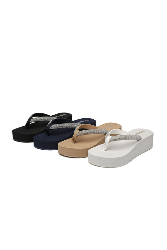 Piattaforma infradita da donna ISABAC, realizzata in morbido EVA per massimo comfort e leggerezza. Suola rialzata antiscivolo, design minimale disponibile in nero, blu navy, beige e bianco. Perfetto per un look casual estivo con sostegno extra.
