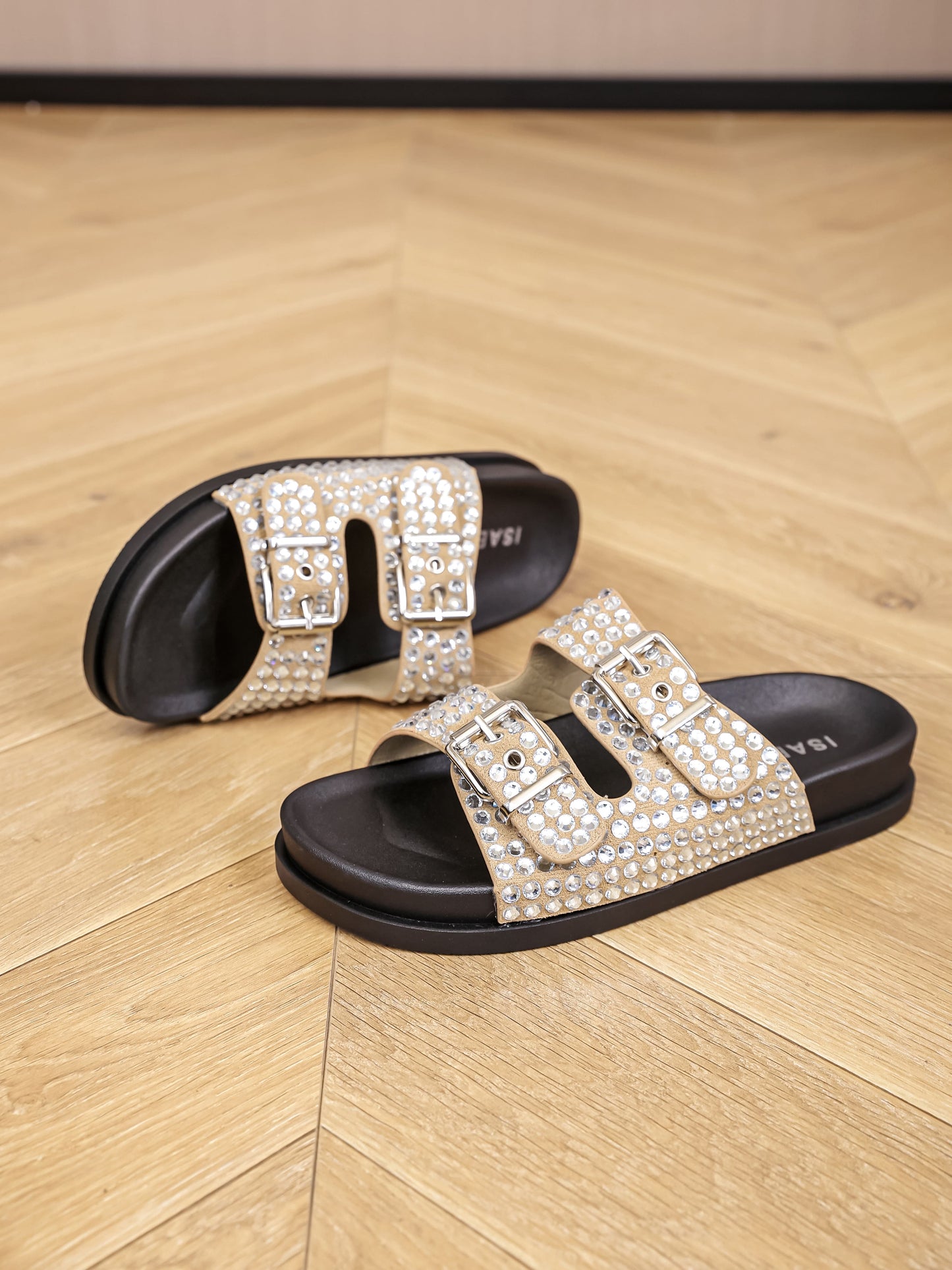 Sandali a doppia fascia regolabile adornati di strass con suola nera.