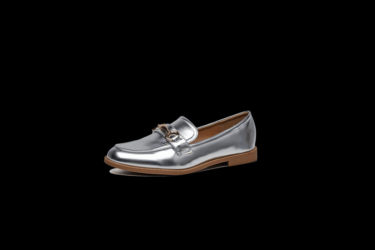 Il mocassino ISABAC in pelle vegana laminata argento con fibbia metallizzata.


Dettagli prodotto
• Made in China
• Materiali: Vegano (Materiali sintetici)