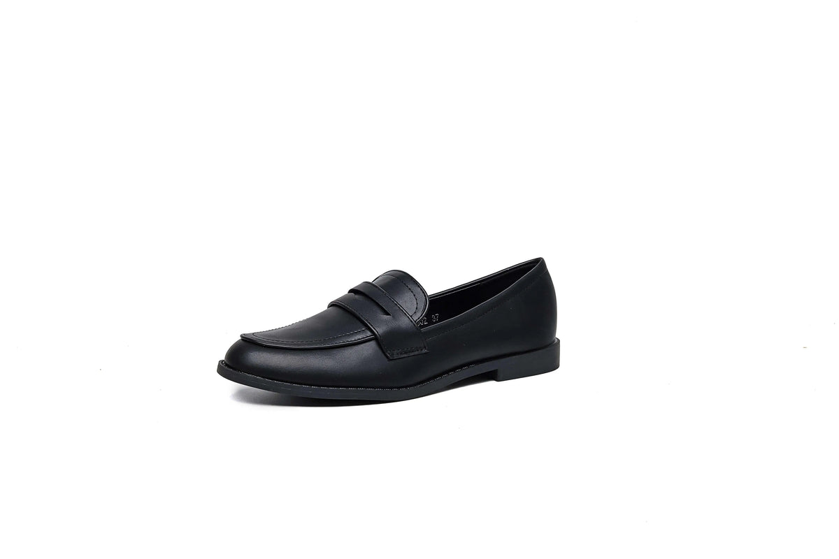 Mocassino in pelle vegana liscia ISABAC: mocassino classico a punta tonda con suola bassa.


Dettagli prodotto
• Made in China
• Materiali: Vegano (Materiali sintetici)