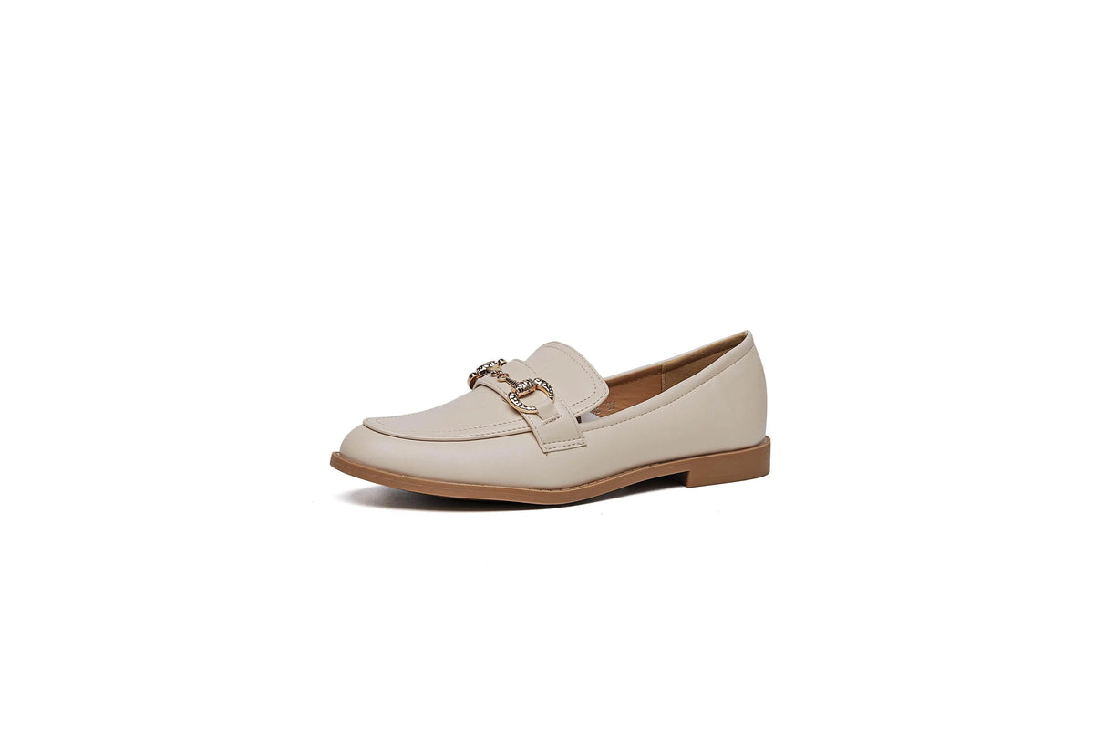 Il mocassino ISABAC in pelle vegana liscia con dettaglio a catena argentata con effetto martellato.


Dettagli prodotto
• Made in China
• Materiali: Vegano (Materiali sintetici)
