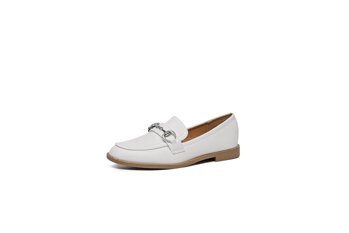 Il mocassino ISABAC in pelle vegana liscia bianca con dettaglio a catena argentata con effetto martellato.


Dettagli prodotto
• Made in China
• Materiali: Vegano (Materiali sintetici)