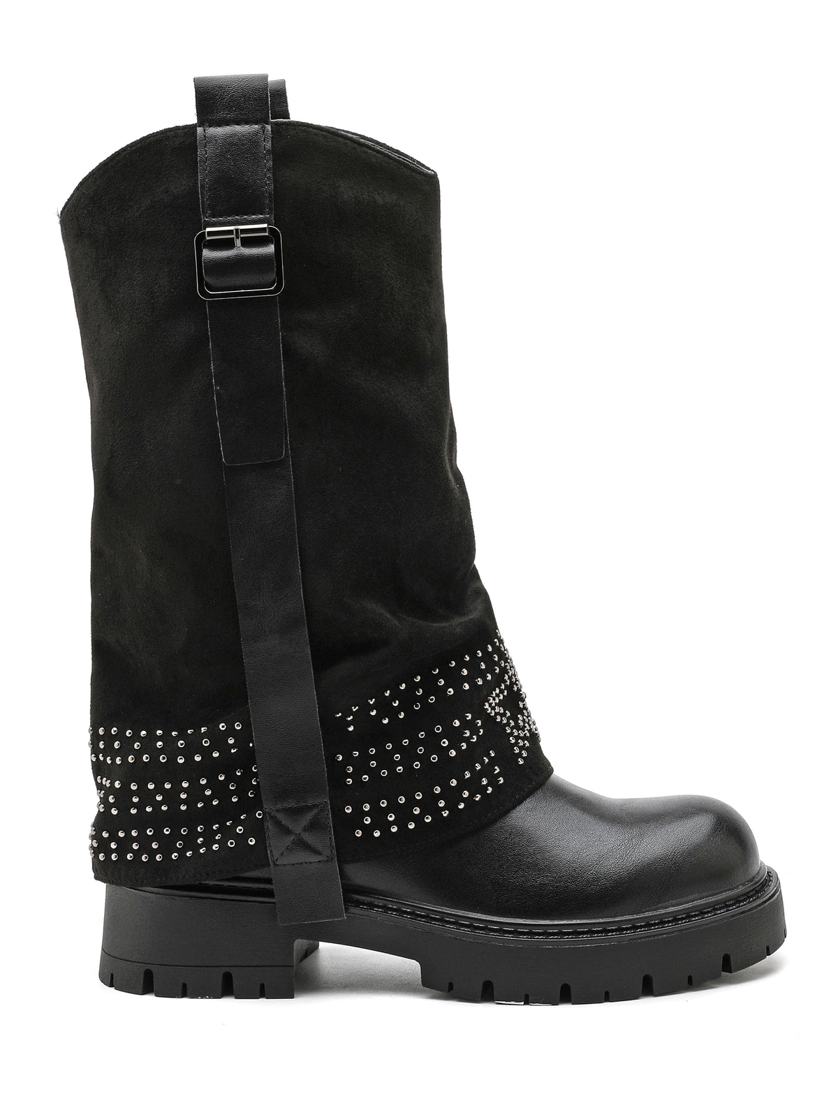 Stivaletto nero in ecopelle scamosciato, decorato con borchie, suola spessa e cinturino laterale con fibbia.

Dettagli prodotto
• Made in China
• Materiali: Vegano (Materiali sintetici)