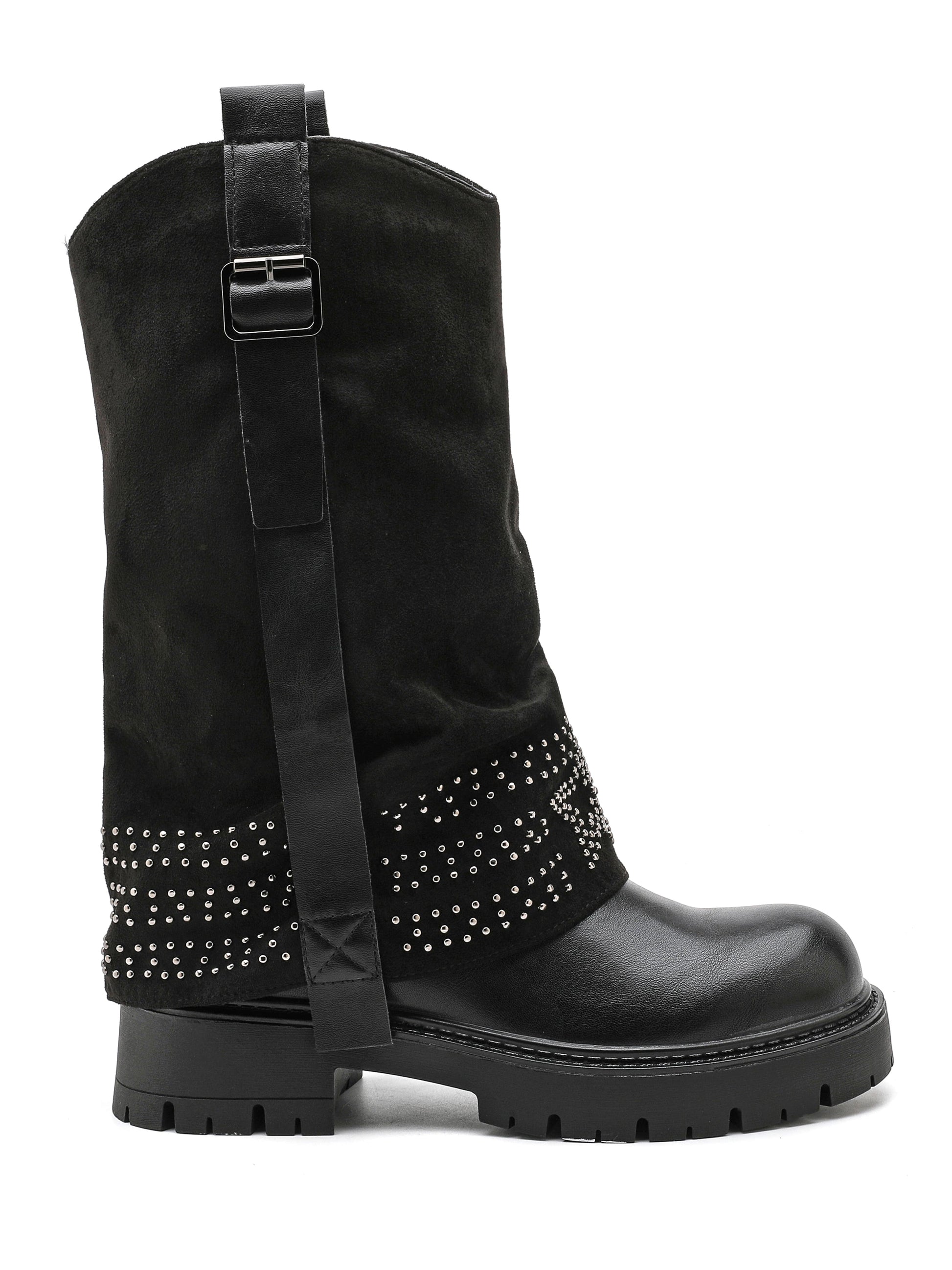 Stivaletto nero in ecopelle scamosciato, decorato con borchie, suola spessa e cinturino laterale con fibbia.

Dettagli prodotto
• Made in China
• Materiali: Vegano (Materiali sintetici)