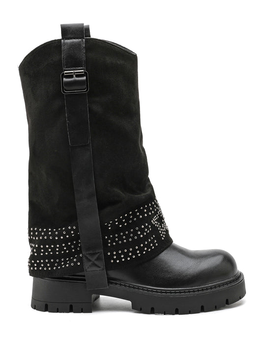 Stivaletto nero in ecopelle scamosciato, decorato con borchie, suola spessa e cinturino laterale con fibbia.

Dettagli prodotto
• Made in China
• Materiali: Vegano (Materiali sintetici)