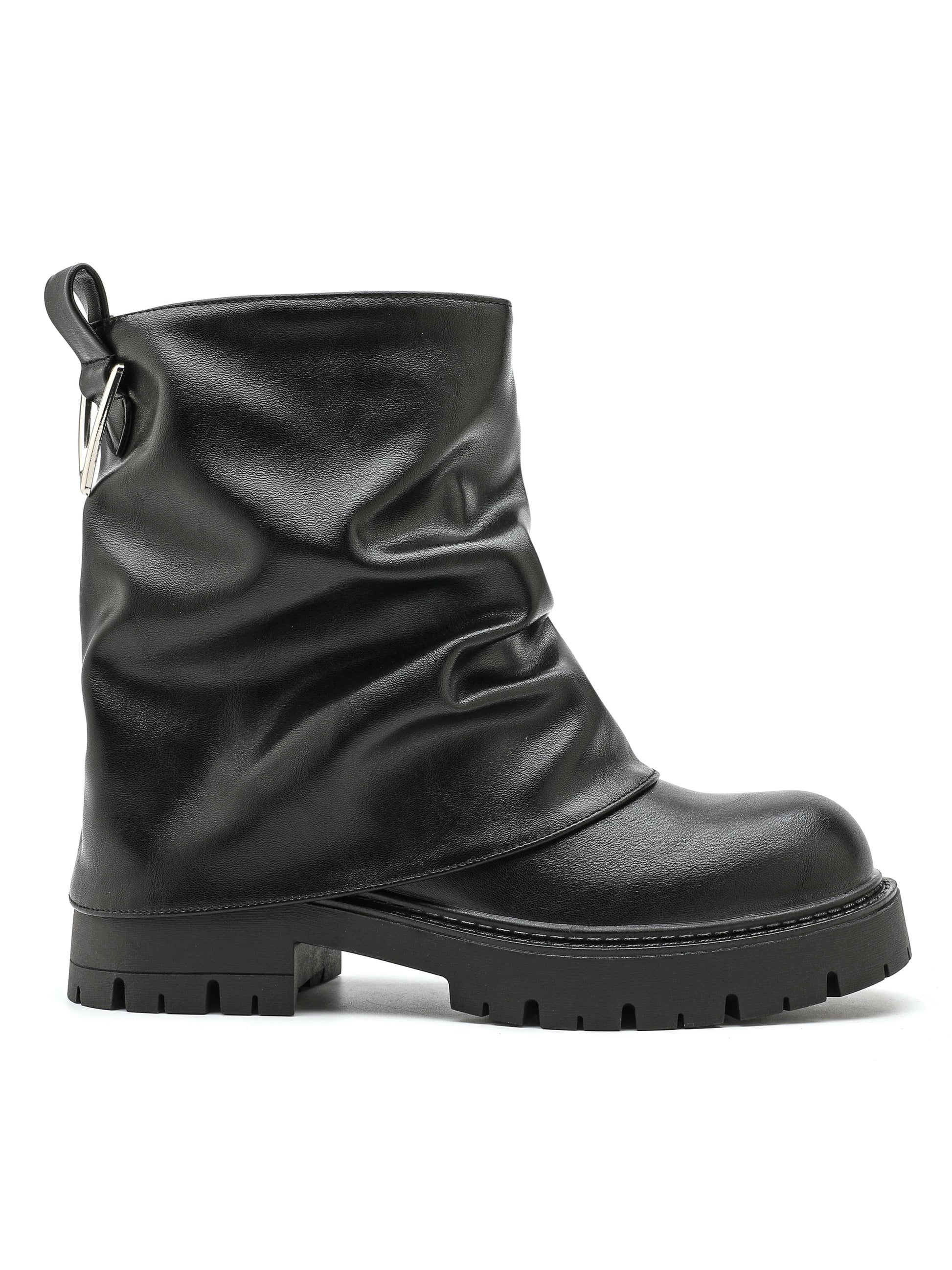 Stivaletto in ecopelle nera effetto stropicciato, suola chunky in gomma e dettaglio fibbia argentata sul retro.

Dettagli prodotto
• Made in China
• Materiali: Vegano (Materiali sintetici)