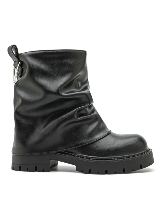 Stivaletto in ecopelle nera effetto stropicciato, suola chunky in gomma e dettaglio fibbia argentata sul retro.

Dettagli prodotto
• Made in China
• Materiali: Vegano (Materiali sintetici)