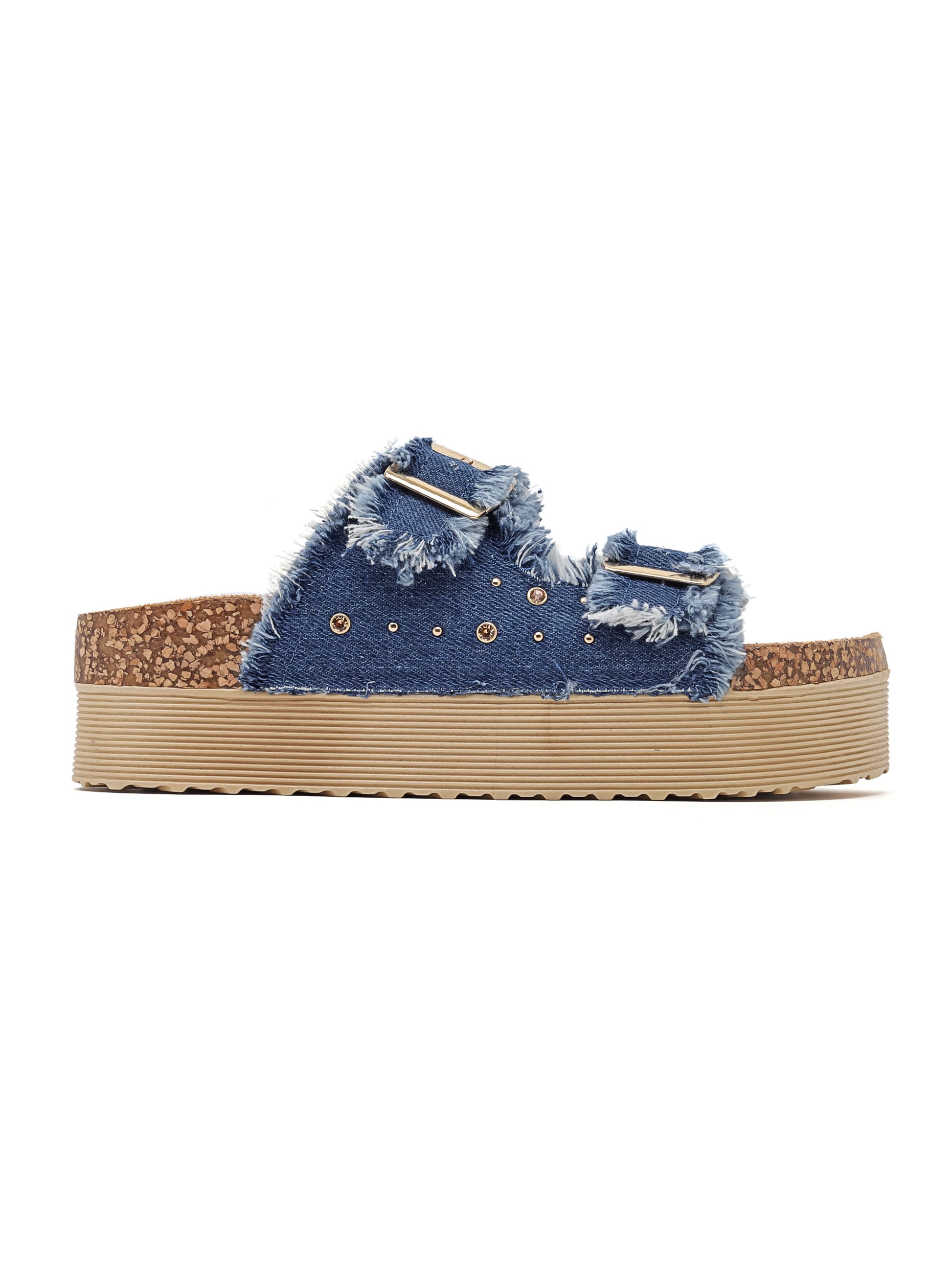 Sandalo in jeans con bordi strappati, doppie fibbie, dettagli borchiati su suola platform.