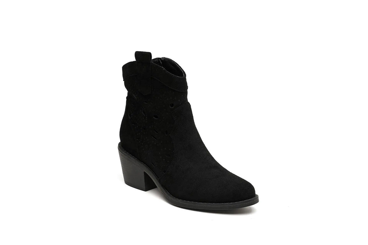 Stivaletto texani ISABAC in camoscio vegano, tacco basso e intagli floreali.


Dettagli prodotto
• Made in China
• Materiali: Vegano (Materiali sintetici)