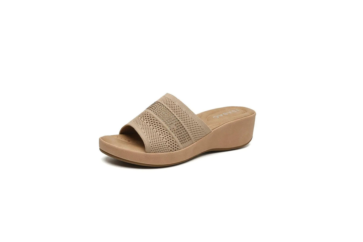Sandalo slip-on ISABAC con tacco a zeppa e fascia traforata con dettagli strass.


Dettagli prodotto
• Made in China
• Materiali: Vegano (Materiali sintetici)