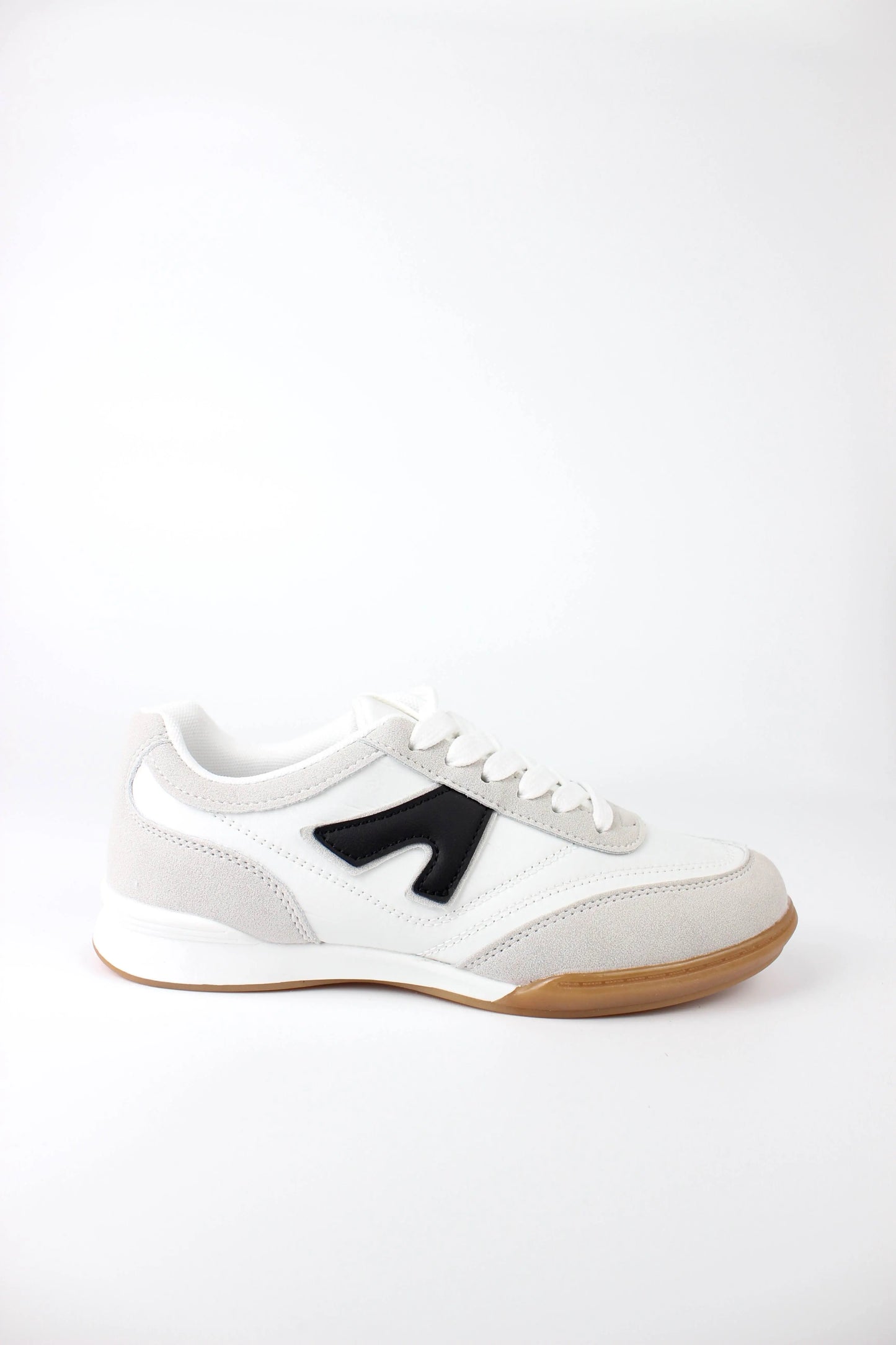 La sneaker ISABAC presenta un design elegante in bianco con un accento nero audace sul lato. La suola marrone aggiunge un tocco di stile al modello.