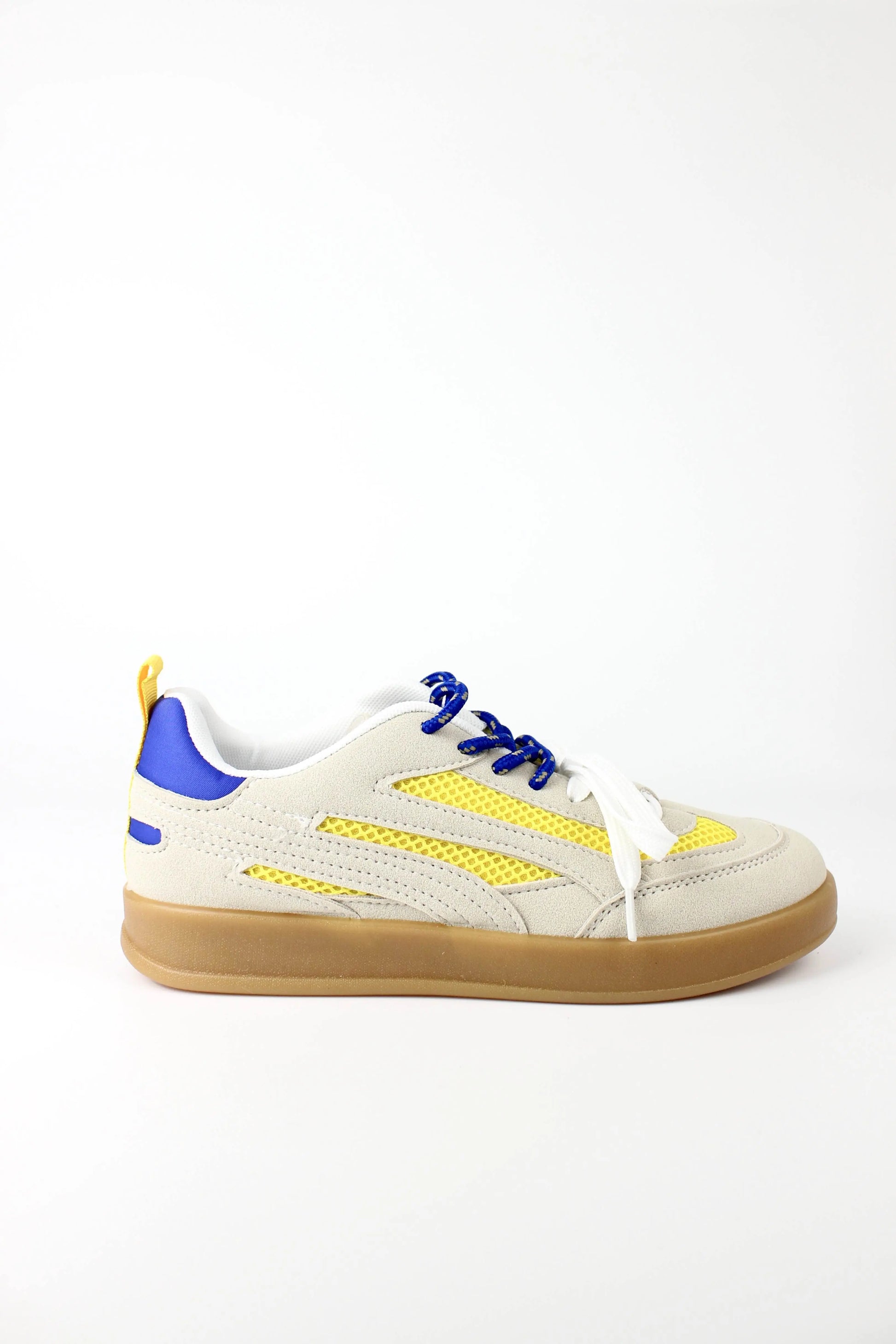 La sneaker ISABAC è caratterizzata da un design in mesh giallo con dettagli bianchi e blu, abbinato a una suola in gomma. Perfetto per chi cerca stile e comfort durante le attività sportive.