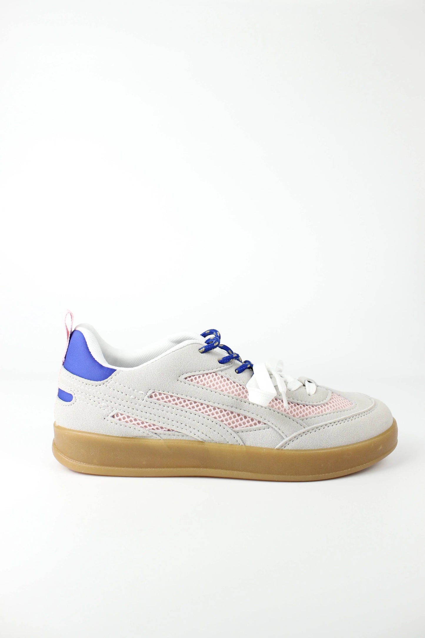 Sneaker alla moda ISABAC: design elegante bianco con dettagli in mesh rosa, accenti blu e suola marrone. Perfette per arricchire ogni look casual.