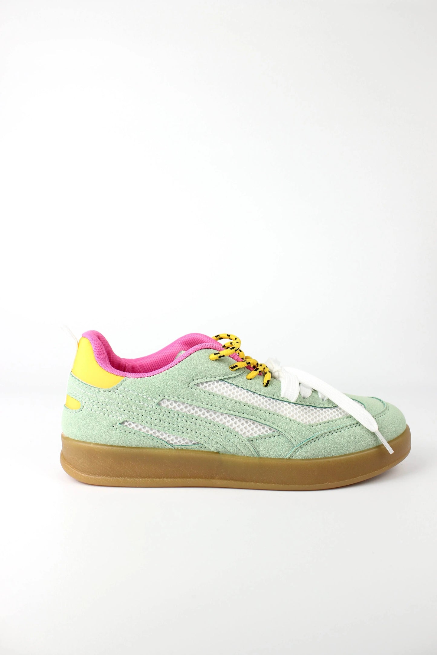 La sneaker ISABAC presenta un design vivace con una tomaia in verde pastello, tallone giallo, colletto rosa e suola in gomma, il tutto su uno sfondo bianco nitido.